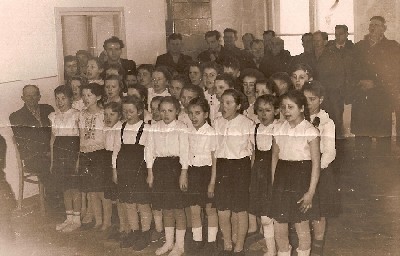 Występ uczniów kl. V podczas uroczystości oddania nowego budynku - 1958 r.