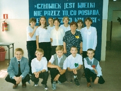 Wychowawczyni p. Helena Miarka z uczniami kl. Vi (rocznik 1986).