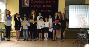 Czwarta  rocznica nadania imienia Jana Pawła II  Szkole Podstawowej i Gimnazjum w Chociwiu